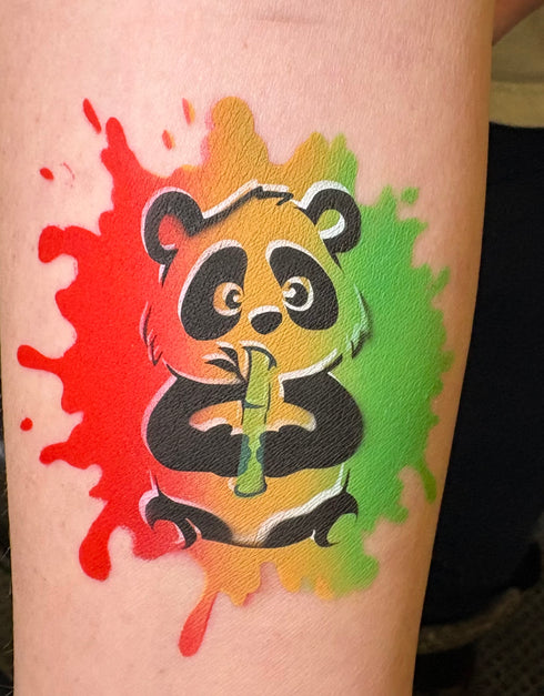 Pochoir en Mylar  représentant panda gourmand qui mange un bamboo