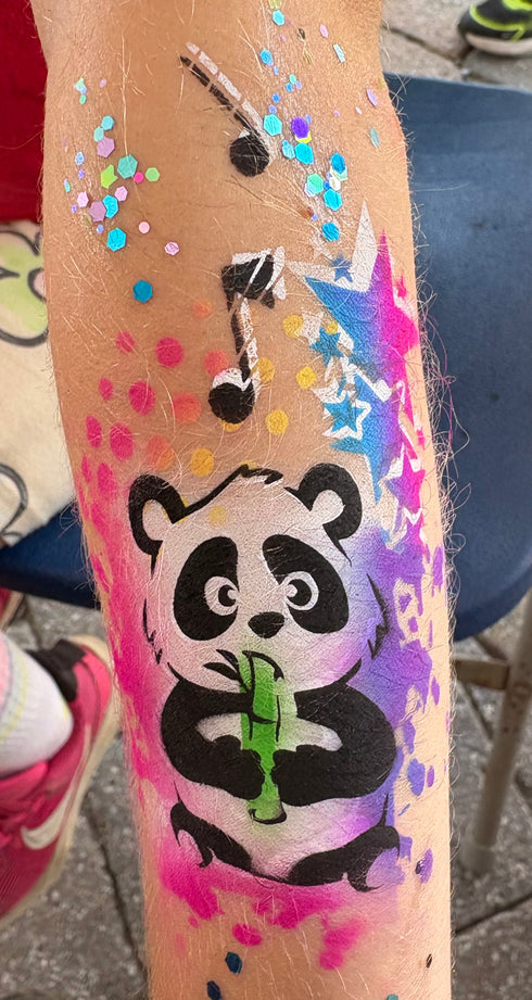 Pochoir en Mylar  représentant panda gourmand qui mange un bamboo